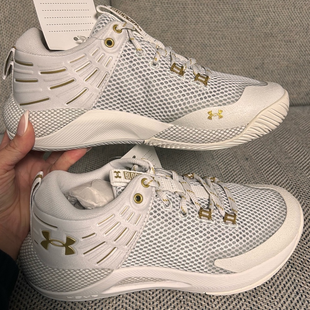 UNDER ARMOUR WOMENS SHOES - SIZE 7